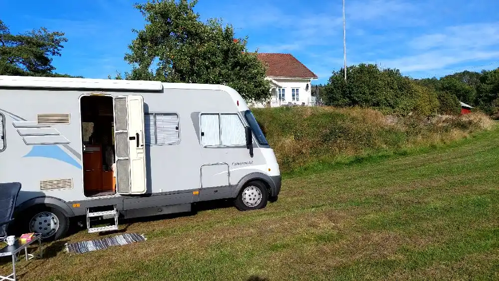 Upplev exklusiv glamping vid havet på Lagunen i Strömstad! Njut av komfort, natur & aktiviteter som kajak, bastu & vandring. Boka din Västkust-getaway!