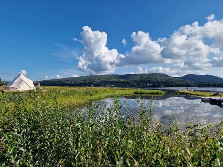 Upplev lyxig glamping vid Själevadsfjärden på Överhörnäs Camping, Höga Kusten. Naturnära boende med restaurang, bad & aktiviteter. Boka ditt äventyr!