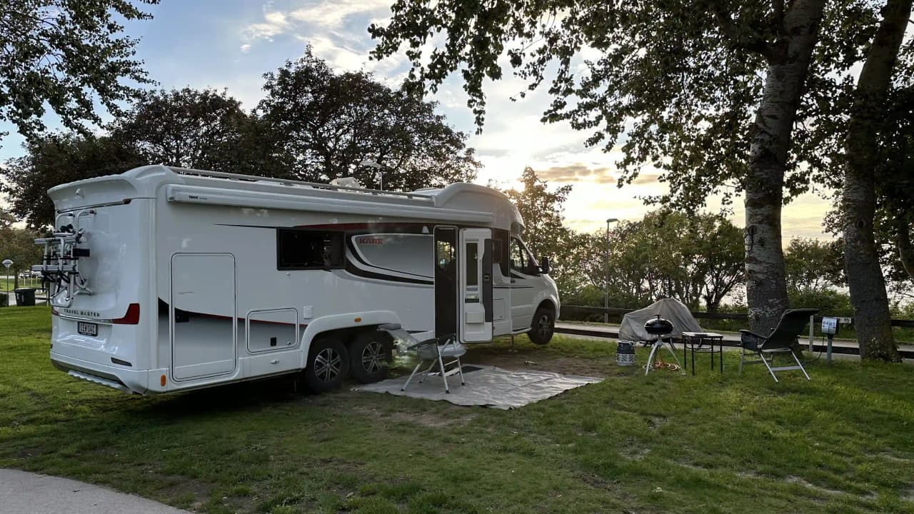 Upplev exklusiv glamping på Gotland! Bo i lyxiga tält vid havet på Kneippbyn Resort Visby, nära Sommarland, Vattenland & Visby. Boka ditt äventyr!