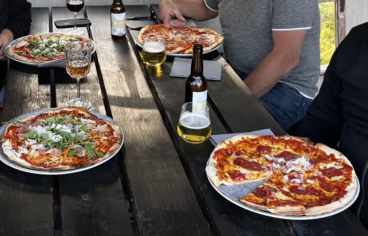 Unik glamping & äventyr på Fide Äventyrsby, Gotland! Bo i träkoja eller glampingtält nära havet. Lekplats, pizza & havsbassäng. Boka familjesemester!