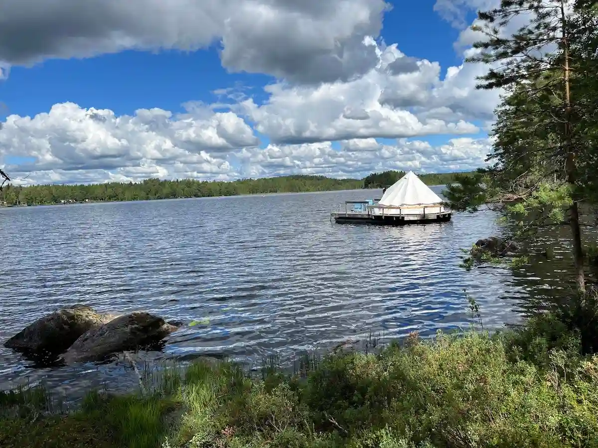 Upplev unik glamping i Värmland på Värmlandsgården! Bo i lyxigt tält vid sjön, paddla kanot, vandra & njut av bastu. Perfekt för familjer. Boka nu!