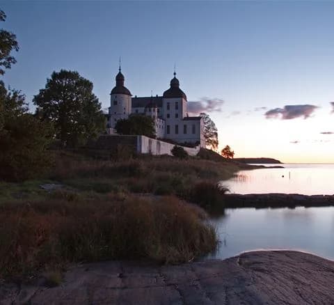 Upplev naturnära glamping vid Vänern på Läckö Strand! Njut av strandliv, Läckö Slott, vandring & cykling på Kållandsö. Café, bageri & aktiviteter.