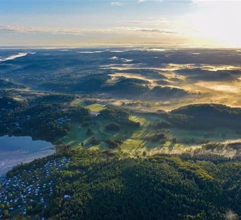 Upplev lyxig glamping vid havet i Bohuslän! Anfasteröd Gårdsvik erbjuder unika tält, stugor, aktiviteter, spa & restaurang. Boka din naturupplevelse!