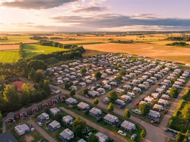 Upplev unik glamping på Gullbrannagården vid Halmstad. Njut av strandnära lyx, familjeaktiviteter & natur på Västkusten. Boka din vistelse idag!