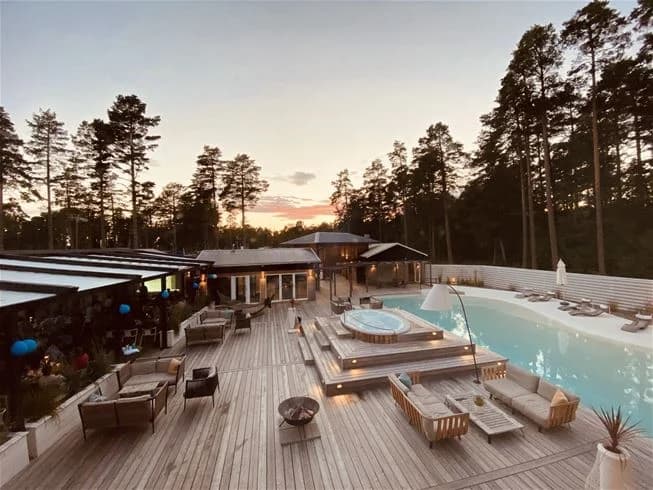 Upplev unik glamping i Tipi Village vid havet på Hölick Havsresort. Njut av naturreservat, spa, pool, padel & gourmetmat på vackra Hornslandet. Boka nu!