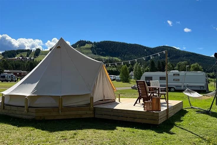 Upplev glamping i Sälen! Kläppens Camping erbjuder naturnära boende med resortbekvämligheter vid Västerdalälven. Året runt äventyr & skidåkning väntar.