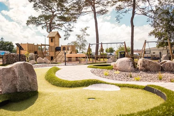 Upplev lyxig glamping nära hav och strand på Båstad Camping! Familjevänligt med pool, restaurang & aktiviteter på vackra Bjärehalvön. Boka ditt äventyr!