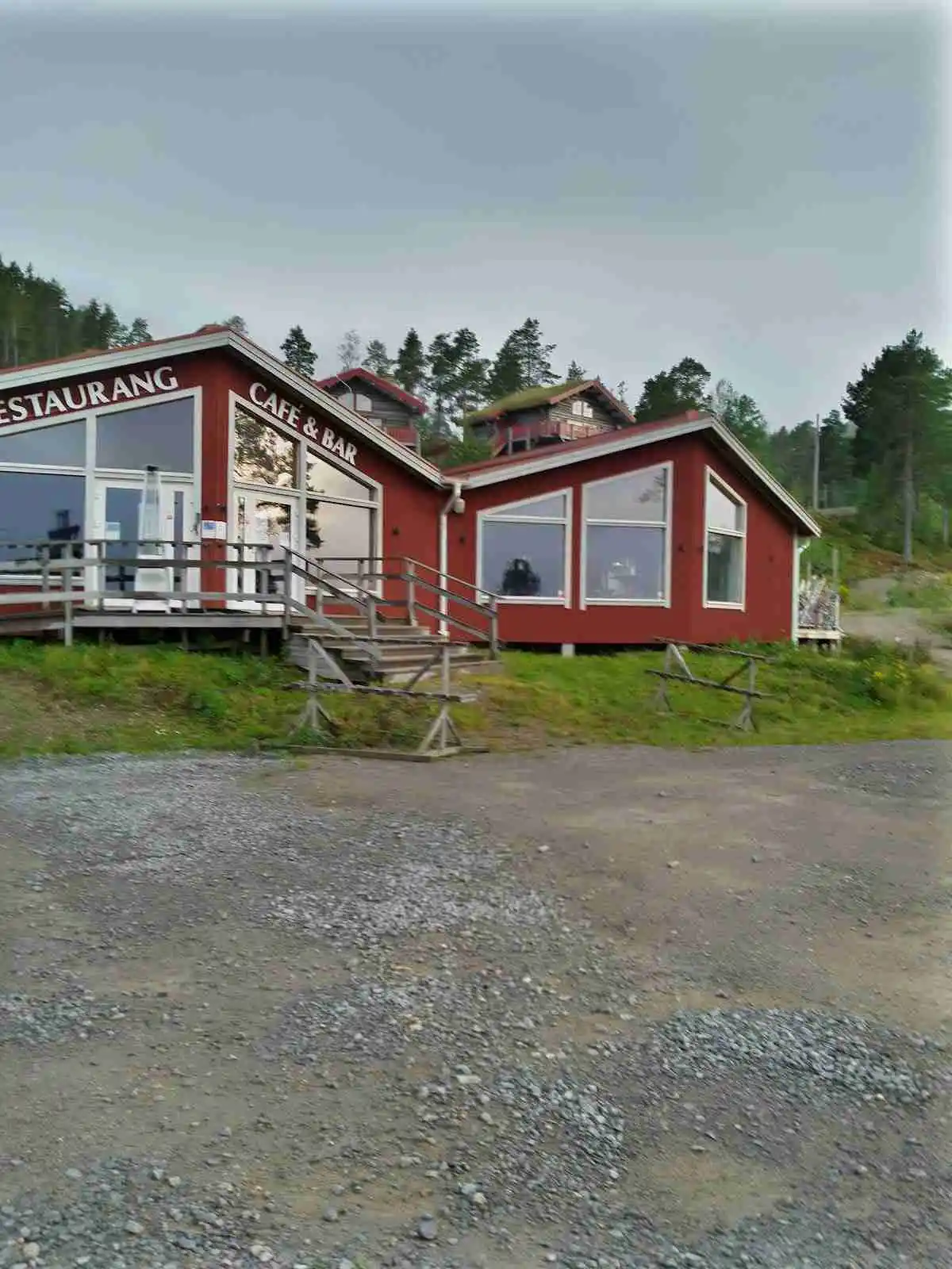 Upplev glamping i Järvsö! Bo på Hälsinglands högst belägna camping med magisk utsikt, nära cykling, skidåkning & natur. Boka Järvsö Bergscamping!