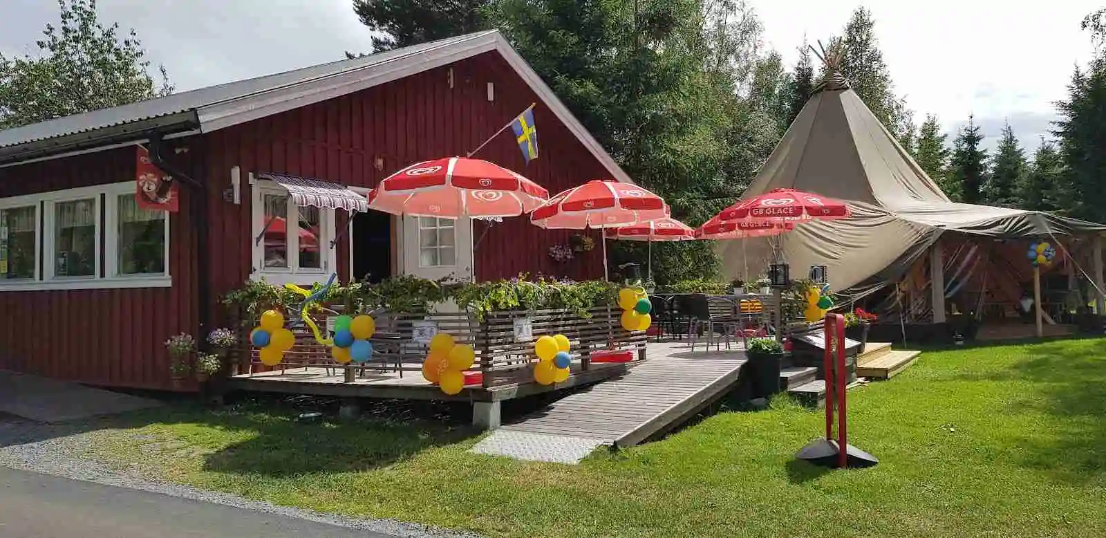 Upplev magisk glamping på Camping Tiveden! Njut av komfort mitt i naturen vid Tivedens Nationalpark. Vandring, paddling & personlig service. Boka nu!