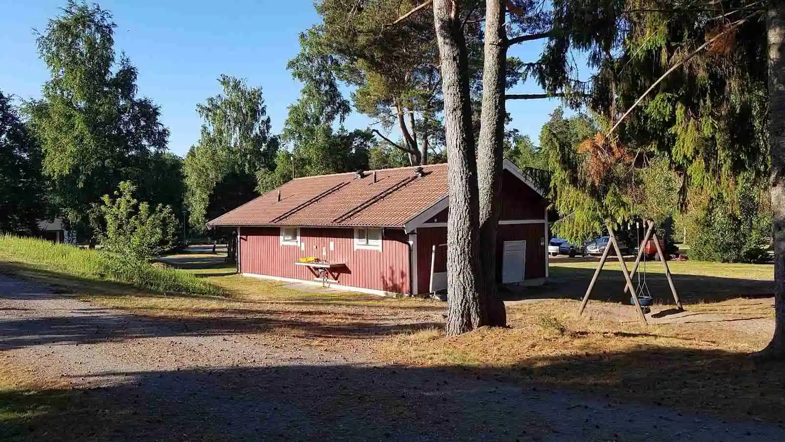Upplev naturnära glamping & camping på Kapellskärs Camping i Riddersholms reservat. Stugor, tält, hav, vandring & aktiviteter i Stockholms skärgård.