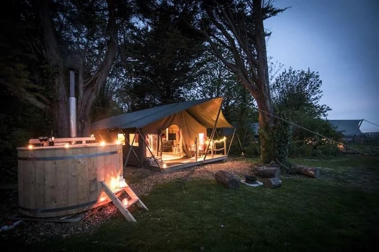 Upplev lyxig glamping vid havet på Norje Boke Camping i Sölvesborg. Bekväma canvastält med havsutsikt, nära strand & aktiviteter. Boka din drömvistelse!