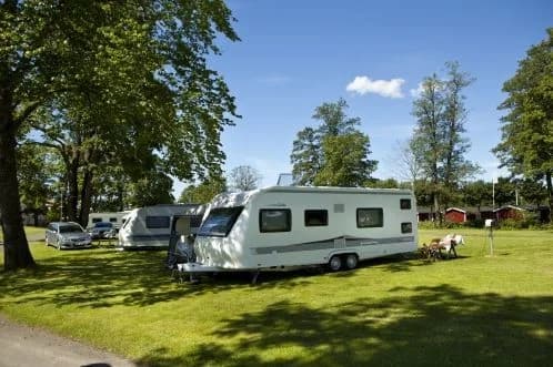 Upplev Skara Stadscamping! Stugor, camping & glamping-känsla nära Sommarland. Boka boende med äventyrsgolf, poolnära läge & familjeaktiviteter.