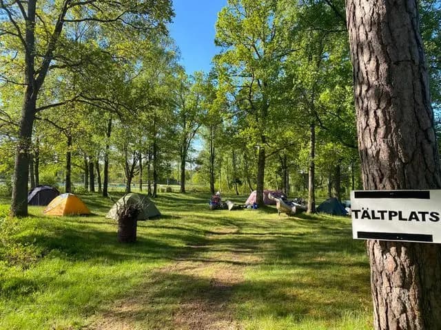 Upplev unik glamping i Knäred vid Lagan! Flammabadets Camping erbjuder bekväma glampingtält nära natur, pool, fiske & kanot. Boka ditt äventyr idag!