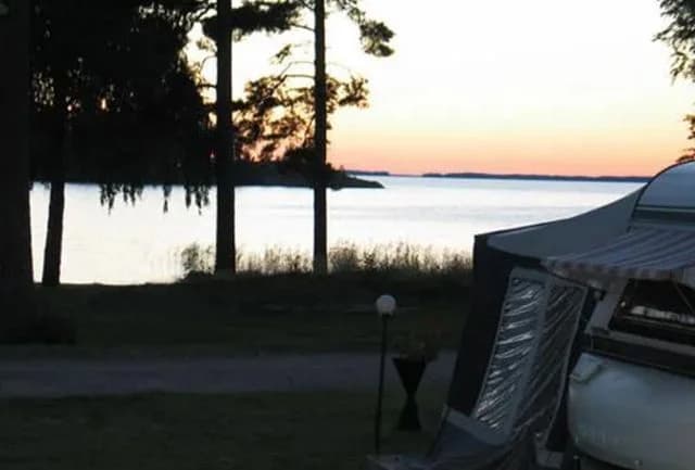 Upplev lyxig glamping vid Hjälmarens strand på Fiskeboda Camping. Njut av sjöutsikt, bekväma tält, bastu, paddling & god mat. Boka din naturupplevelse!