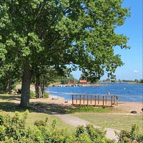 Upplev unik glamping vid havet på Havslätts Camping, Oskarshamn! Lyxiga tält med sängar nära strand, skog & aktiviteter. Boka din naturupplevelse idag!