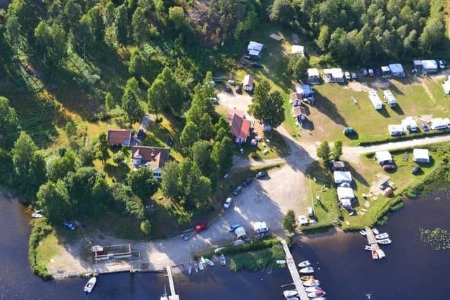 Upplev unik glamping i Dalsland vid Stora Lee! Nössemarks Camping erbjuder lyxiga tält vid vattnet med sköna sängar, utsikt & nära till café & bastu.