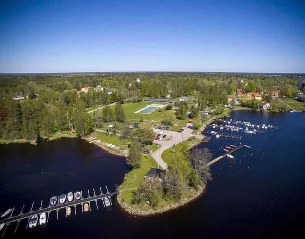 Upplev glamping vid Dalälven på Rörholmsbadet i Söderfors! Njut av natur, pool (2025), fiske, kanot & aktiviteter. Boka ditt bekväma tält idag!