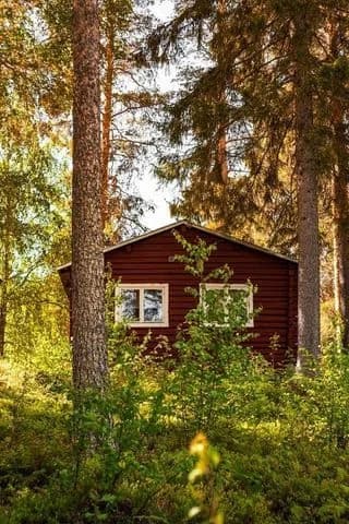 Upplev naturnära glamping i Älvsbyn! Selholmens Camping vid Piteälven erbjuder stugor, camping, fiske, bad, bastu & äventyr. Husdjursvänligt. Boka nu!