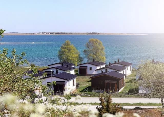 Upplev unik glamping & strandnära boende på Slite Strand Resort, Gotland. Njut av pool, bastu, vattensport, golf & padel vid havet. Boka din drömsemester!