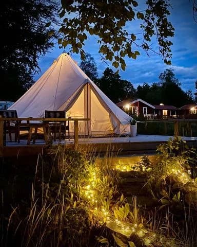 Upplev rofylld glamping & camping vid Åsnen i Småland på Urshult Camping. Hyr kanot, cykel, bo i stuga med sjöutsikt. Nära natur & nationalpark.