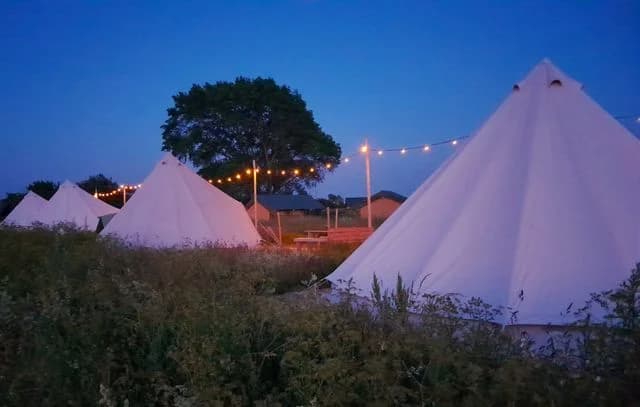 Upplev glamping vid havet på Ölands Camping Resort i Mörbylånga! Boka Family Lodge, Bell-tält eller campingplats. Strand, vattensport & nära Södra Öland.