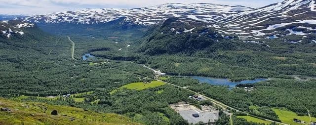 Upplev glamping & modern camping i Umfors vid Vindelfjällen. Njut av bastu, fjällutsikt, vandring & fiske. Boka din naturnära vistelse i Hemavan!