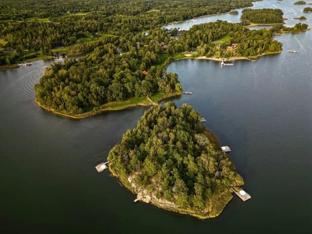 Upplev lyxig glamping på Marholmen i Roslagens skärgård. Bekväma tält, spa, restaurang & massor av aktiviteter. Boka din naturupplevelse nära Norrtälje!