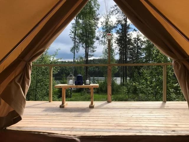Upplev unik glamping vid Frisbo Lodge & Camp i Bjuråker, Hälsingland. Bo i tält vid sjön med kamin, riktiga sängar & fri tillgång till bastu & kanot.